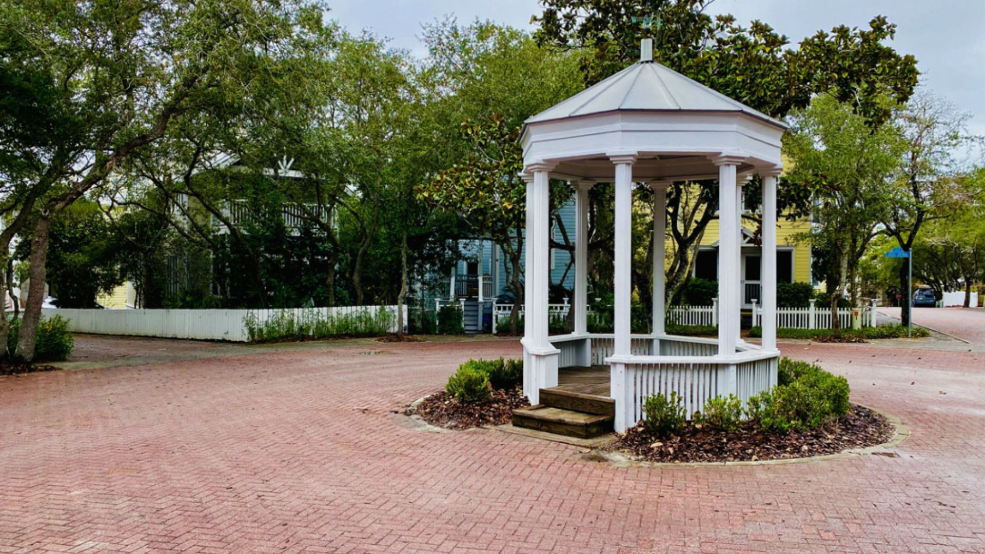 Roundabout Scene : Tupelo Street Gazebo