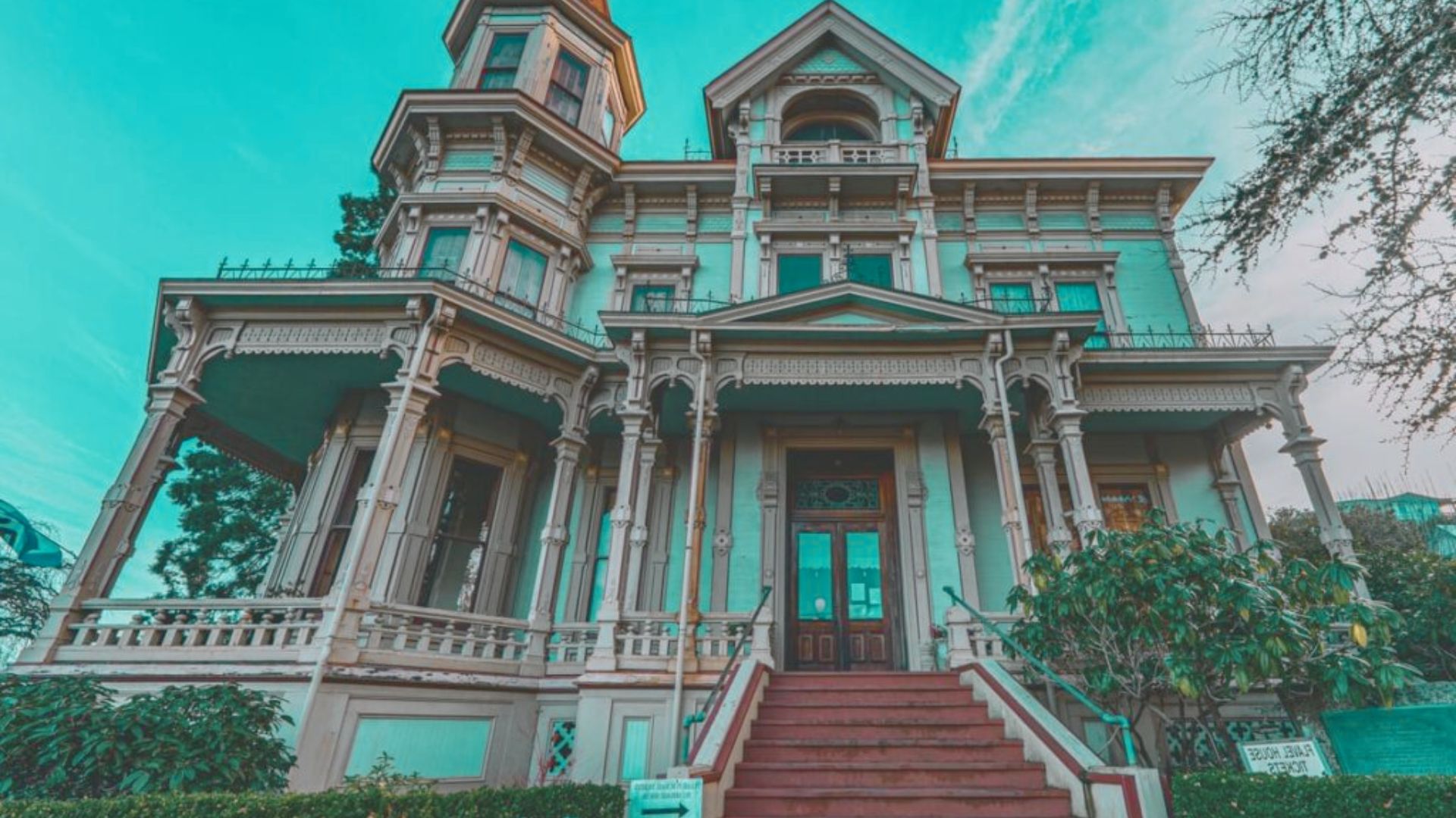  A Victorian house in San Francisco, showcasing intricate architectural details and vibrant colors against a city backdrop.