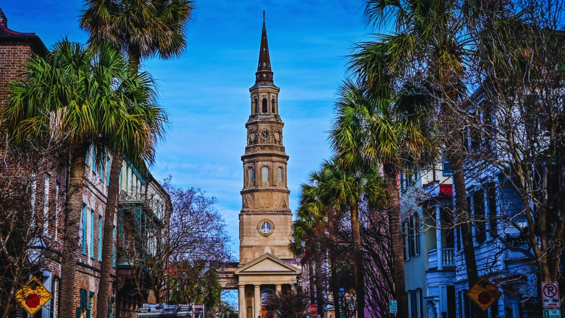 A scenic view of Charleston, SC, showcasing its historic architecture and vibrant streets.