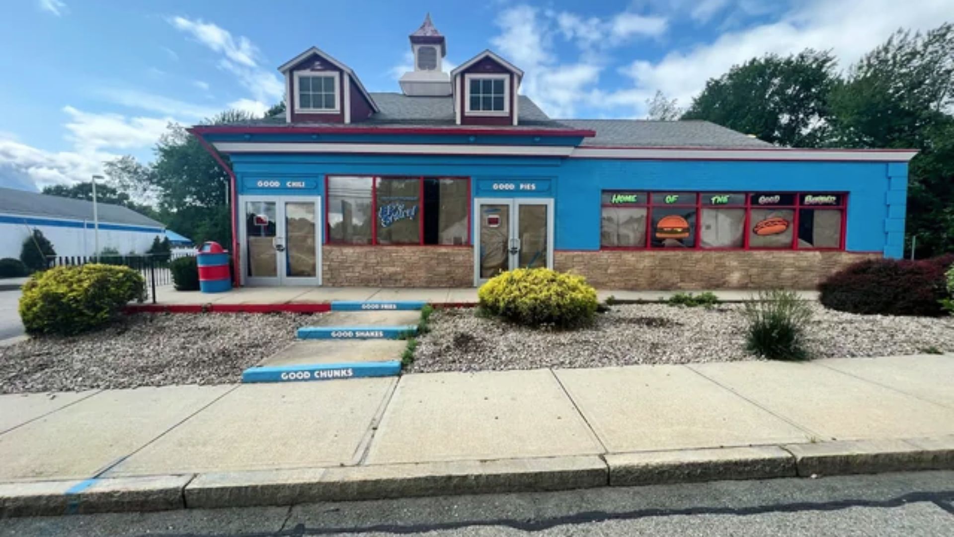 Front view of the blue Good Burger building with “Good Fries” and “Good Chunks” steps, from Good Burger 2.