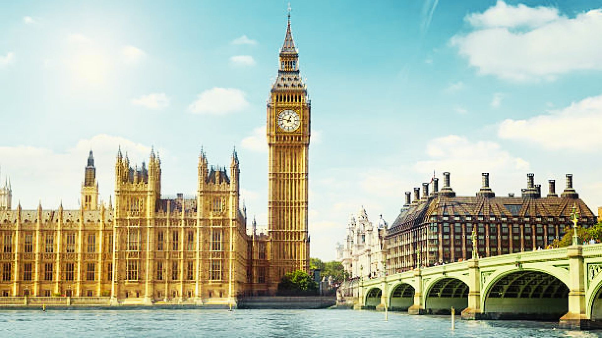 Big Ben and the Houses of Parliament beside the Thames make Westminster ideal for stays near London’s most famous landmarks.