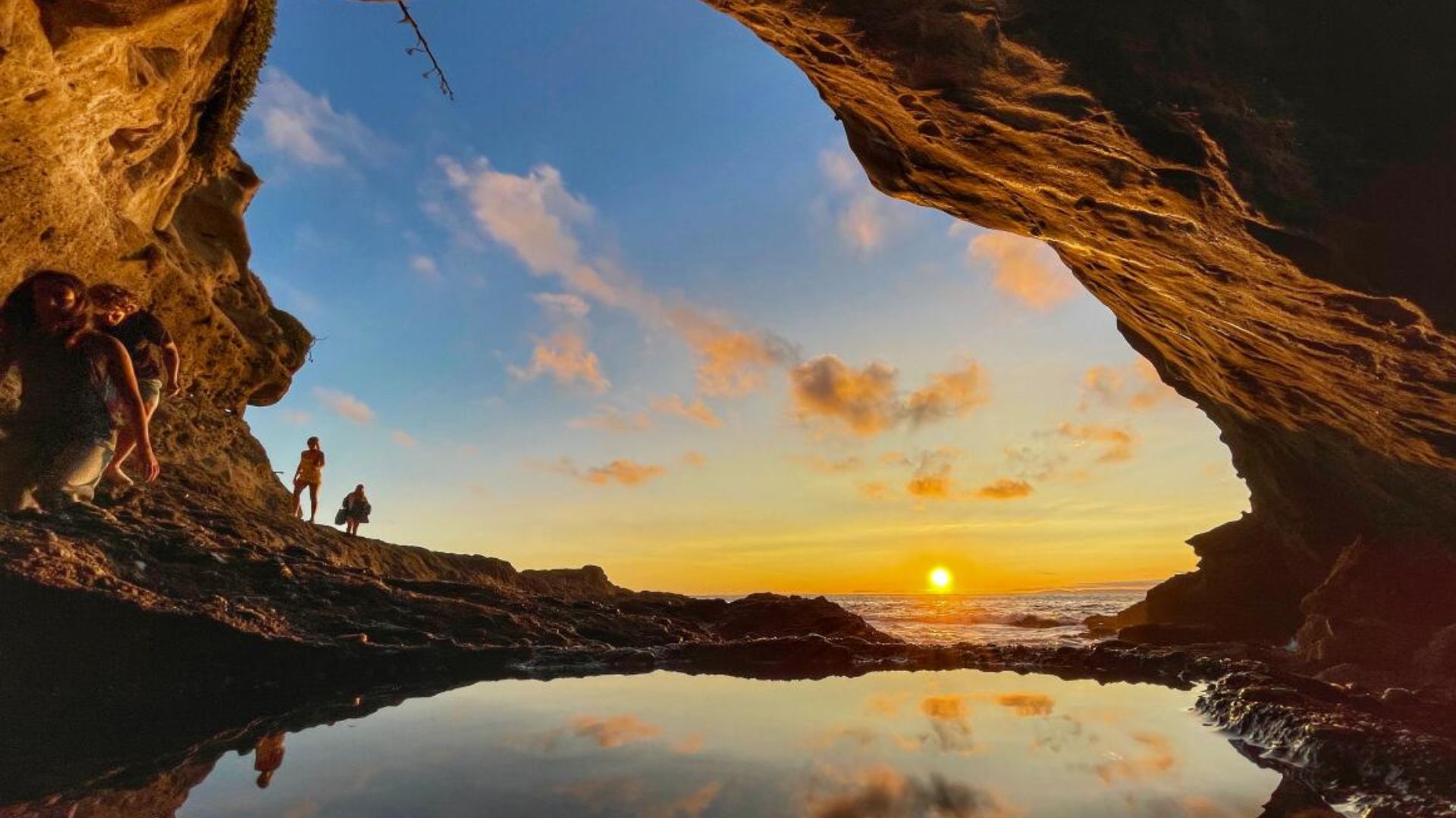 A PHOTO  OF SEA CAVE
