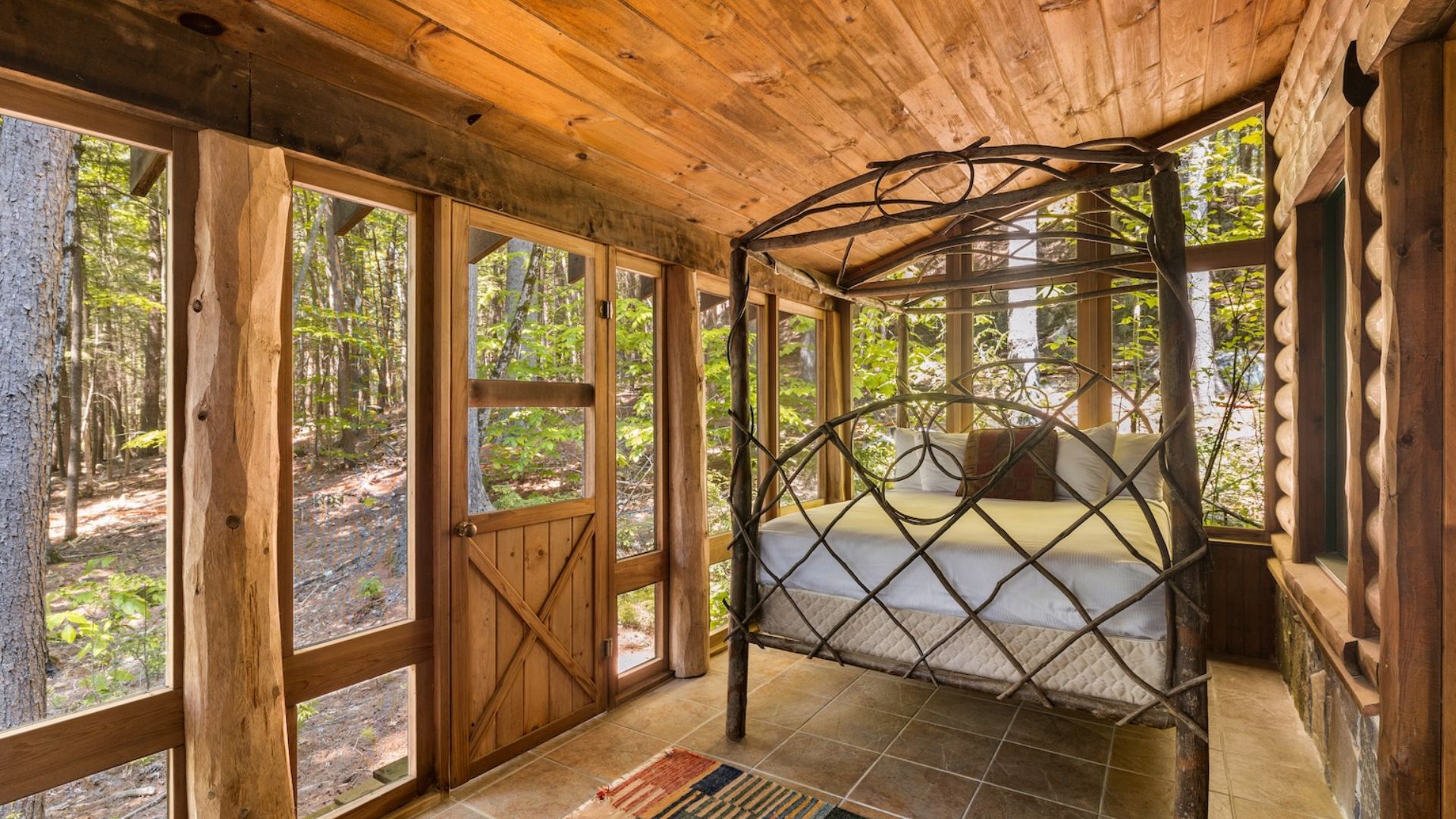 A PHOTO OF A CLIFFSIDE LODGE
