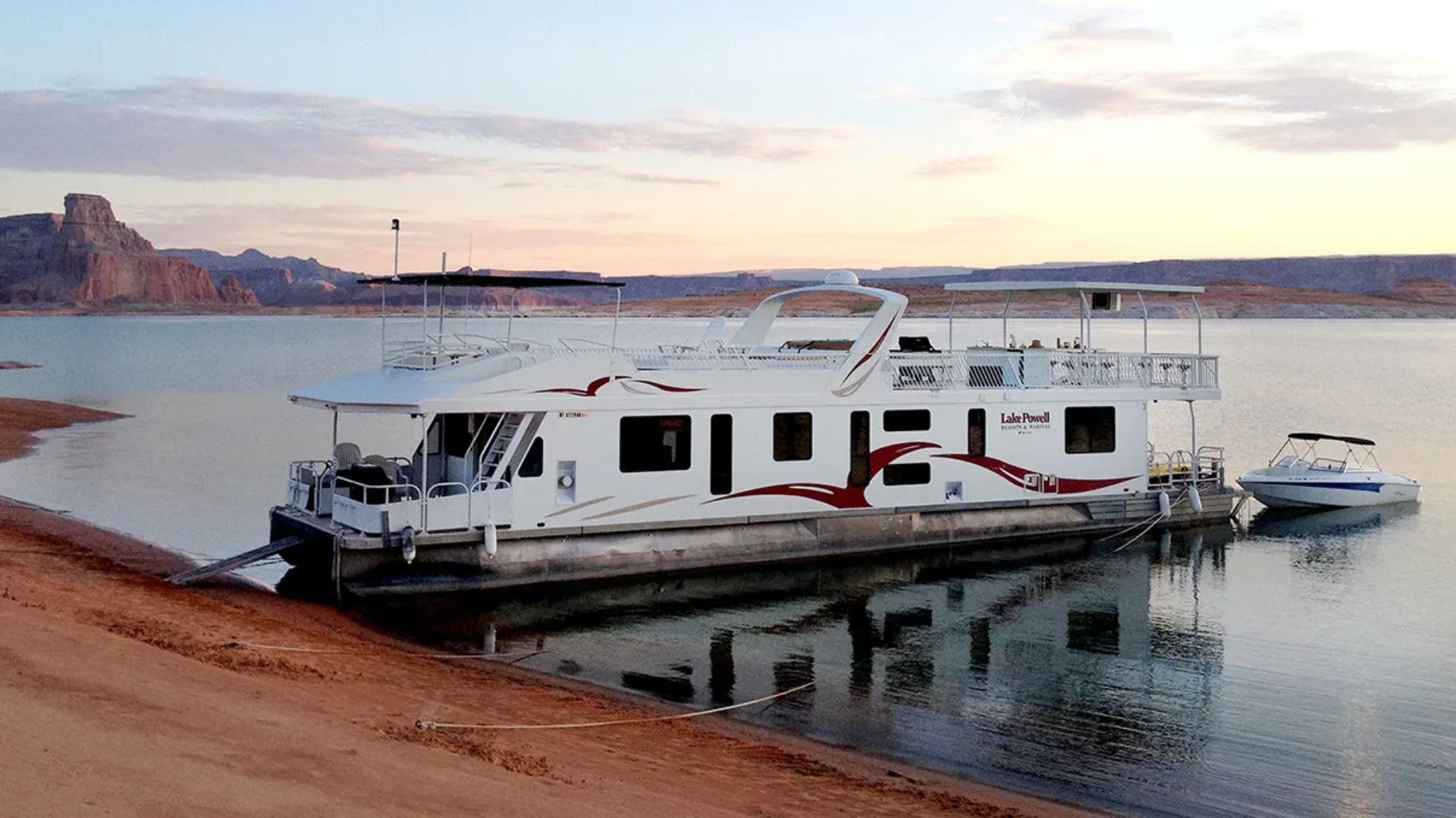 A PHOTO OF A HOUSEBOARD NEAR LAKE POWELL
