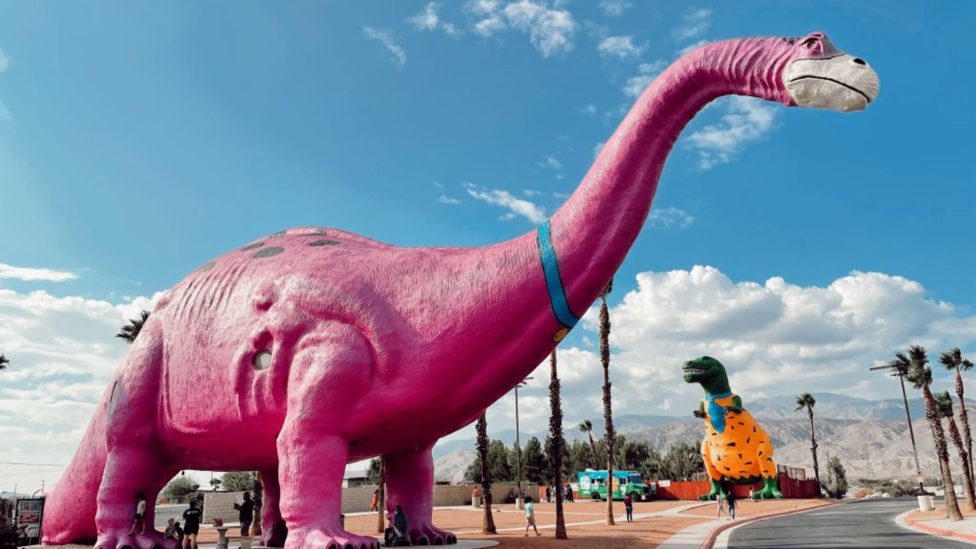 A PHOTO OD GIANT ROADSIDE DINOSAUR SCULPTURE
