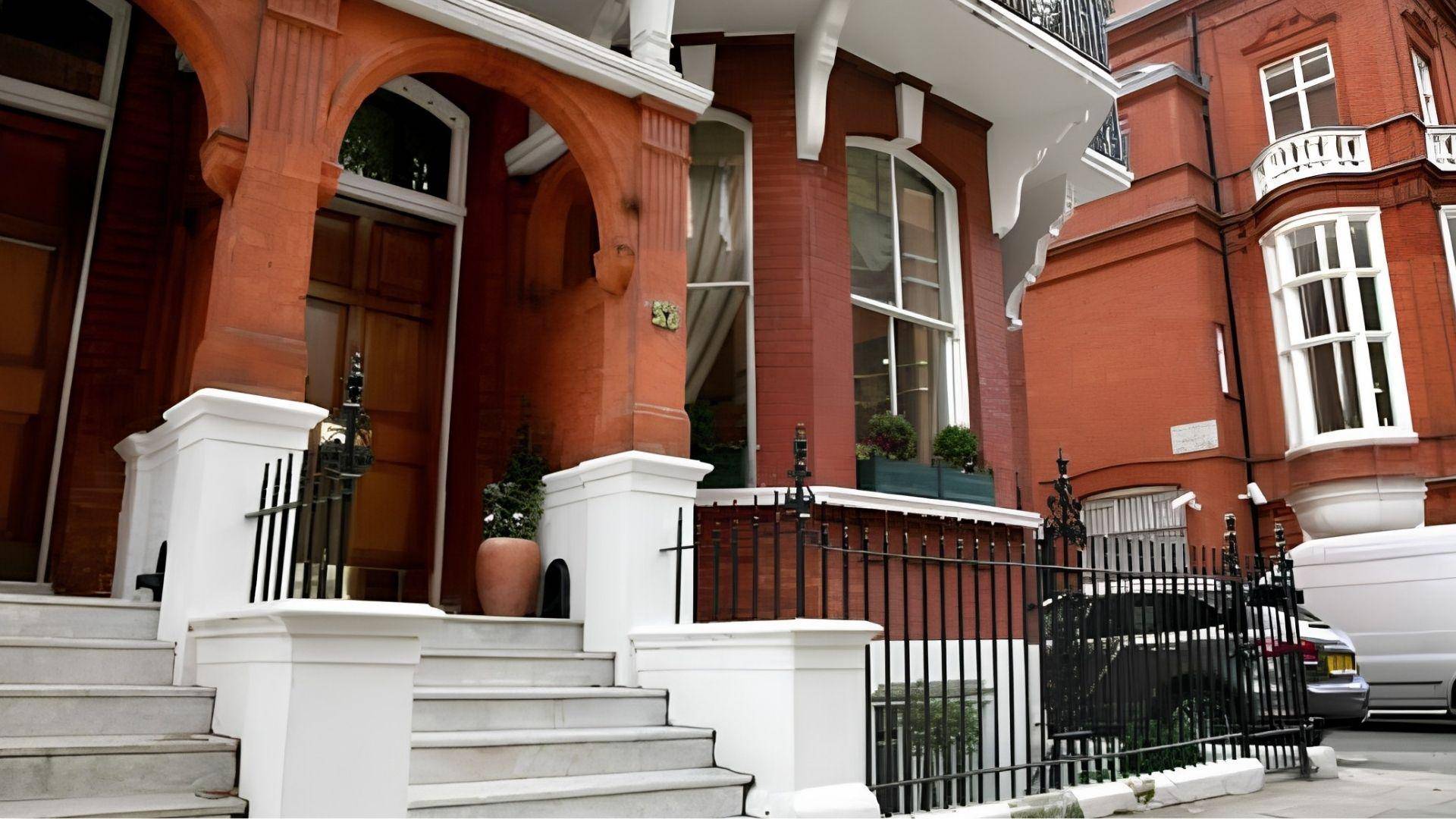 Red brick townhouse at 82 Cadogan Square, London, M’s home in Skyfall