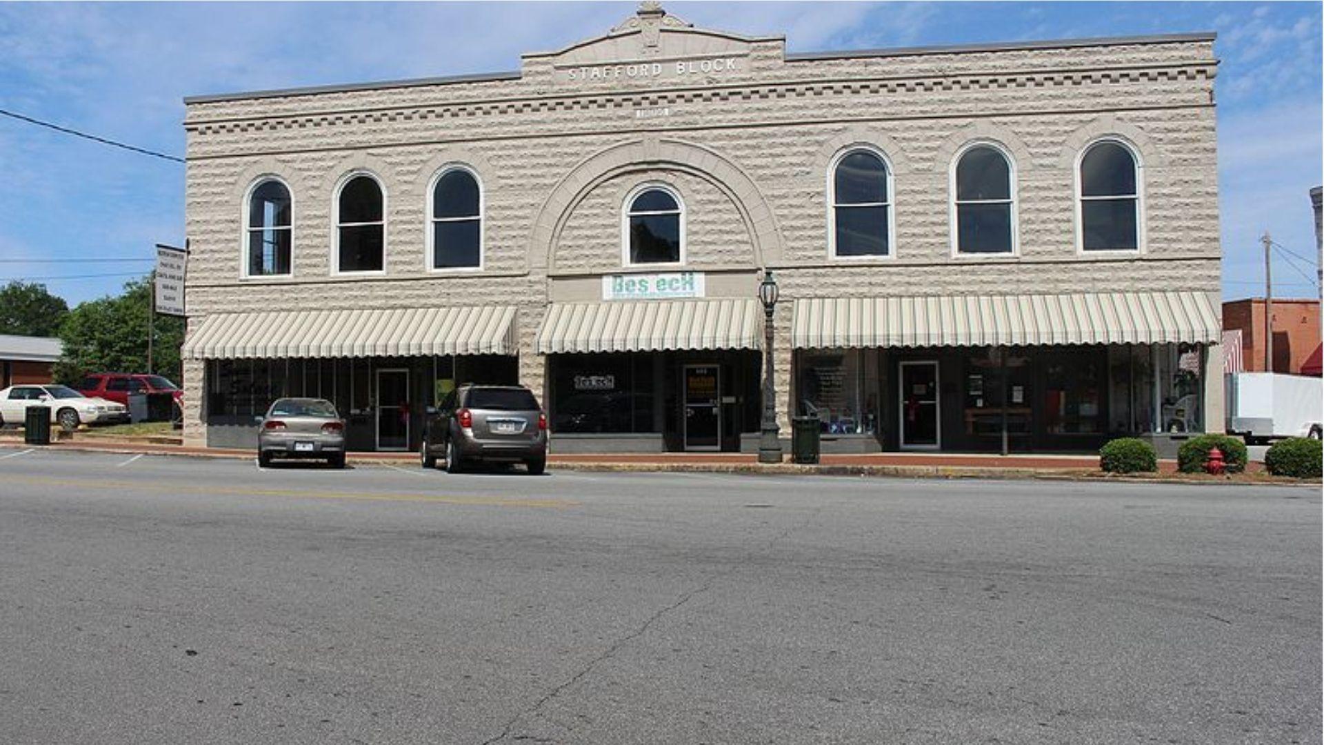 Downtown Wind Gap Missouri street filming location for HBO’s Sharp Objects