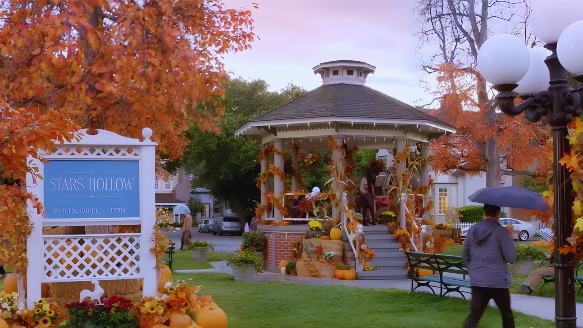The Stars Hollow in frame.