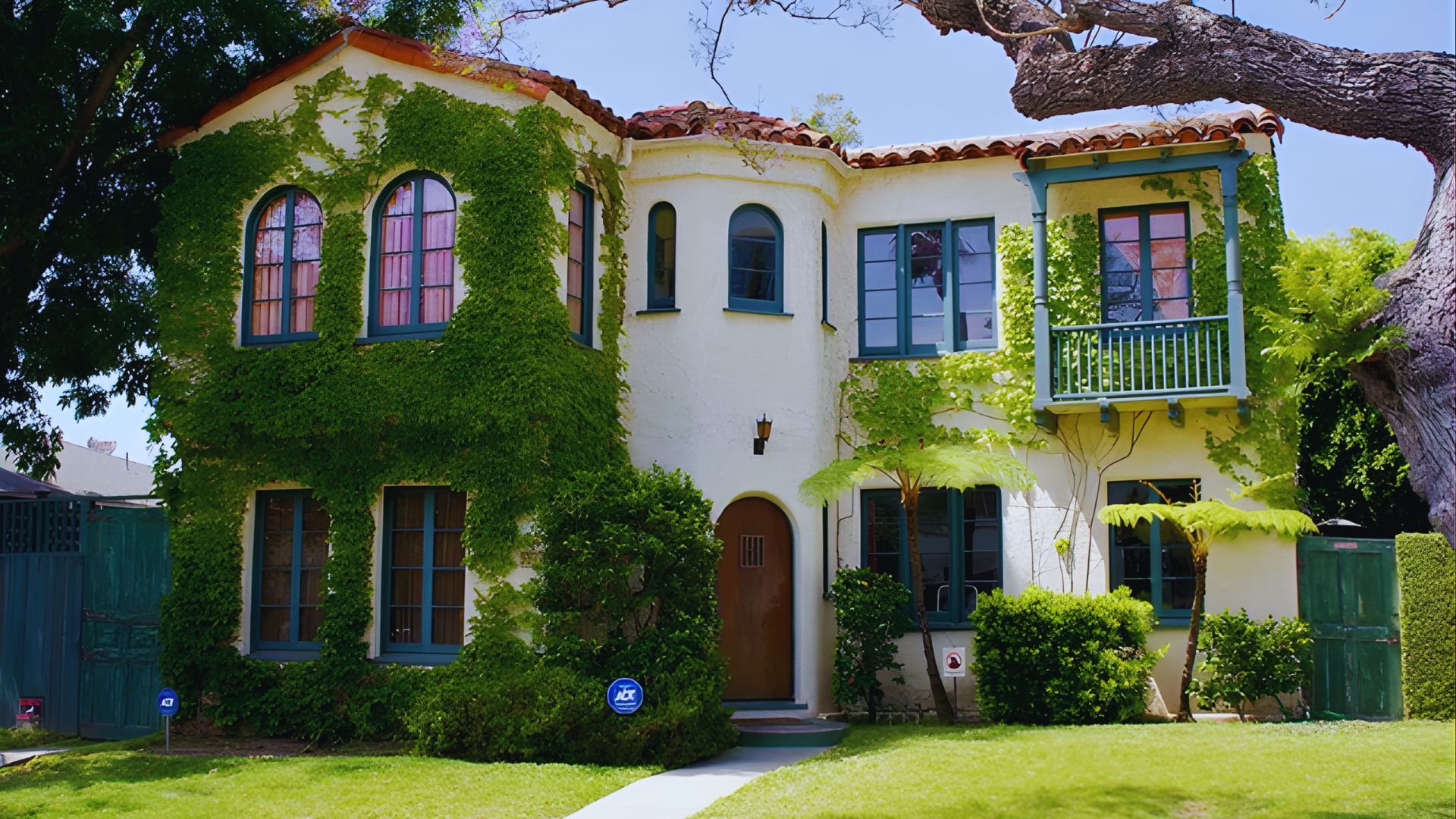 One of the houses in frame used in the Modern Family series.